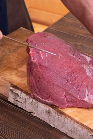 Leikkaa liha noin kolmen sentin paksuisiksi suikaleiksi. Lähes mikä osa hyvänsä kelpaa, esimerkiksi paistit, kyljet tai lapa, mutta parhaan lopputuloksen saat paistista tai sydämestä.