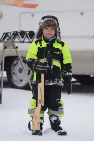 Viisivuotias Lauri Leinonen oli tullut seuraamaan isän kilpailua, isä edustaa Keskipohjan piiriä. Lauri aikoo myös hiihtää isona kilpaa isän tavoin.