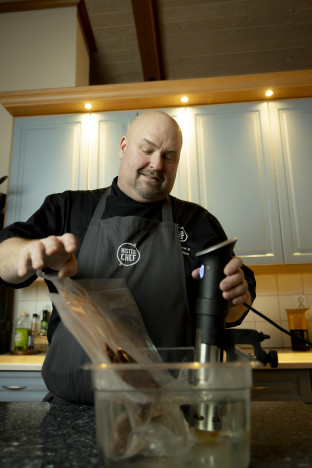 Matti Liipo on riistaruokiin erikoistunut kokki joka tunnetaan myös Master Chef Suomi -ohjelmasta. Liipo valmistaa sous viden avulla niin lihat kuin kasviksetkin.