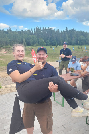 Kilpailun ratkettua kaappasi yleisen sarjan Euroopan mestari Pekka Seppä naisten sarjan Euroopan mestarin Liina Laineen syliinsä ja molemmilla oli syystäkin hymy herkässä.  