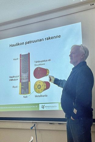 Juha Ohralahti käy läpi aseenkäsittelyä.