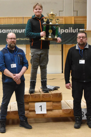 Aapo Simppala vastaanottamassa palkintoa kilpailun puheenjohtaja Timo Tuoviselta ja varapuheenjohtaja Aki Karmitsalta.