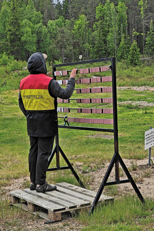 Toimitsija työssään.