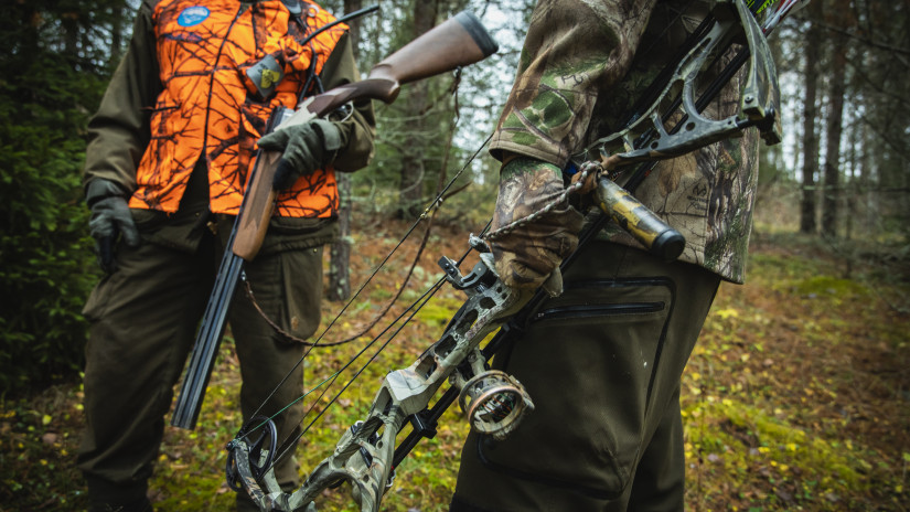 Haulikon täyteisellä tai metsästysjousella metsästäminen ovat jäsenoikeuksia. Jousella metsästettäessä huomiovaatetus ei ole lain puolesta pakollista, mutta seuruejahdissa se on aina suositeltavaa ja metsästyksenjohtajan määrättävissä. 