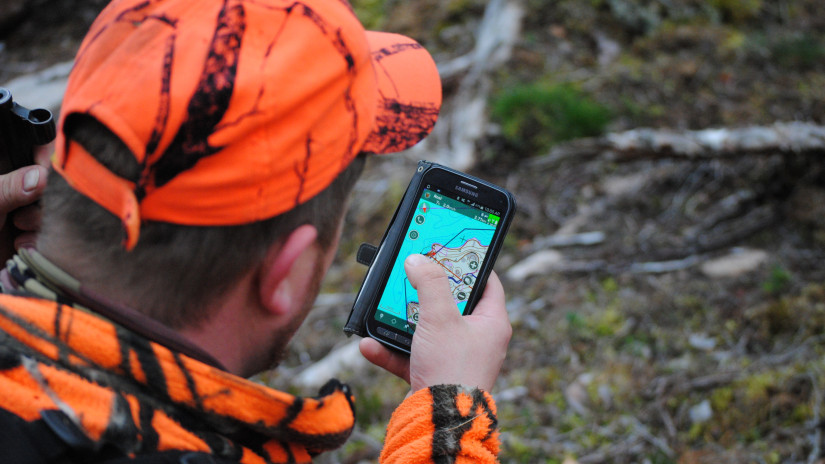 Lähes jokaisella metsästäjällä on älykännykkä, johon voi ladata metsästystä tukevia puhelinsovelluksia. Koiran seuraaminen, yhteydenpito jahtikavereihin ja kaatoilmoitusten teko hoituvat nykyään kätevästi mobiilisti.