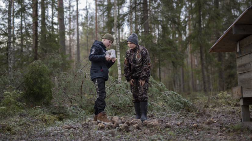 Kurikan Pirttimaassa ruokintapaikkaa tarkistamassa nuoret metsästäjät Aaro Ratavaara ja Petteri Teivaala. Riistanhoitotyö on nuorille mieluisaa tekemistä.