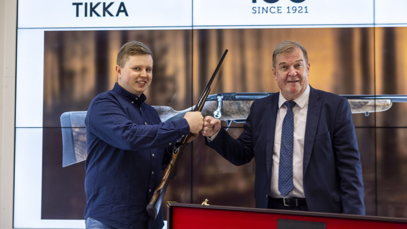 Sakon ase luovutettiin toimitusjohtaja Raimo Karjalaisen ja muun Sakon edustajien toimesta Joonas Oksaselle. Lisäksi mukana Ruodon Tuusulan ja Tampereen liikkeiden metsästyspuolien vastaavat.