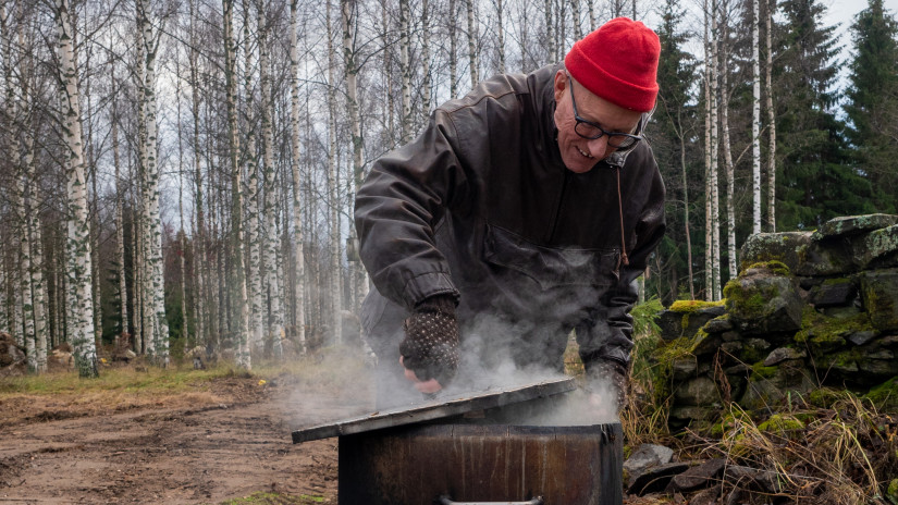 Savustuspönttö on helppo rakentaa itse, eikä sen tarvitse olla vanhaa pataa kummoisempi. Eräkokki, metsästäjä ja keittiömestari Markus Maulavirta on ahkera savustaja.