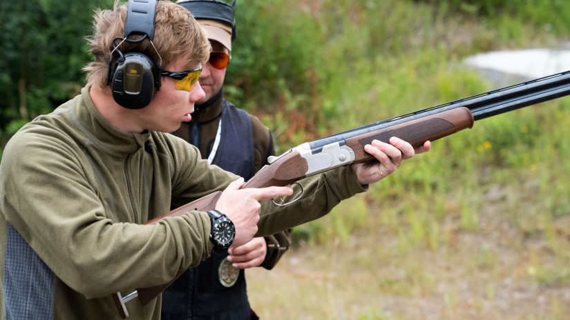 Turvallinen aseenkäsittely yhdessä turvallisen aikuisen kanssa luo pohjaa fiksulle käyttäytymiselle kypsemmälläkin iällä.