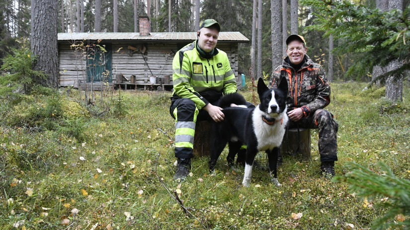 Kannonsahan Rihlan puheenjohtaja Hans Gummerus ja seuran jäsen Jukka Muhonen  sekä hänen koiransa Hiriviparoonin Warma aloittavat hirvijahdin lauantaina.