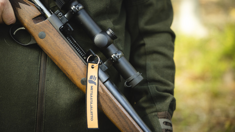 Metsästäjäliiton kanssa kehitetty pulttilukkokivääriin asetettava turvalippu lukitsee kiväärin lukon auki ja varmistaa, ettei patruunapesään pääse patruunaa. Kirkkaan värinen turvalippu viestii muille aseen lataamattomuudesta.