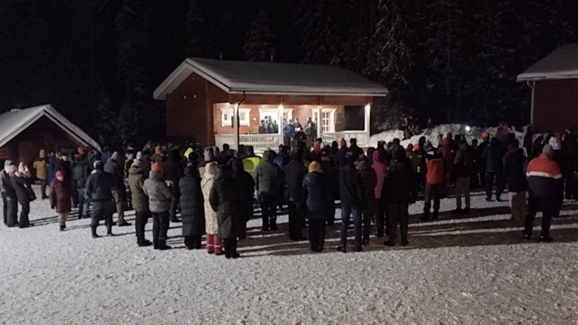 Yleisöä kuuntelemassa metsäkirkon ohjelmaa Kurikassa.