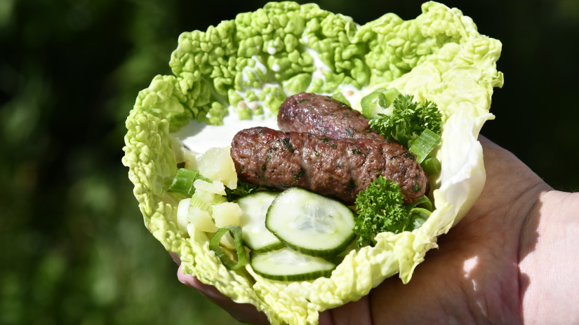 Grillatut peuramakkarat lisukkeineen.