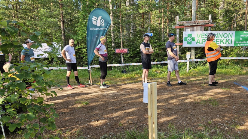 Juoksijoita odottamassa lähtöä.