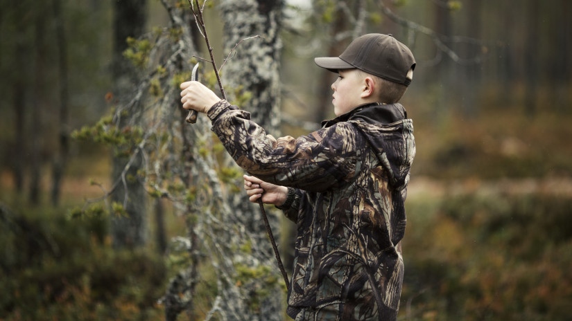 Aikuisen mukana metsällä kulkeminen opettaa lapselle luonnon kiertokulusta, vastuusta ja käytännön taidoista.