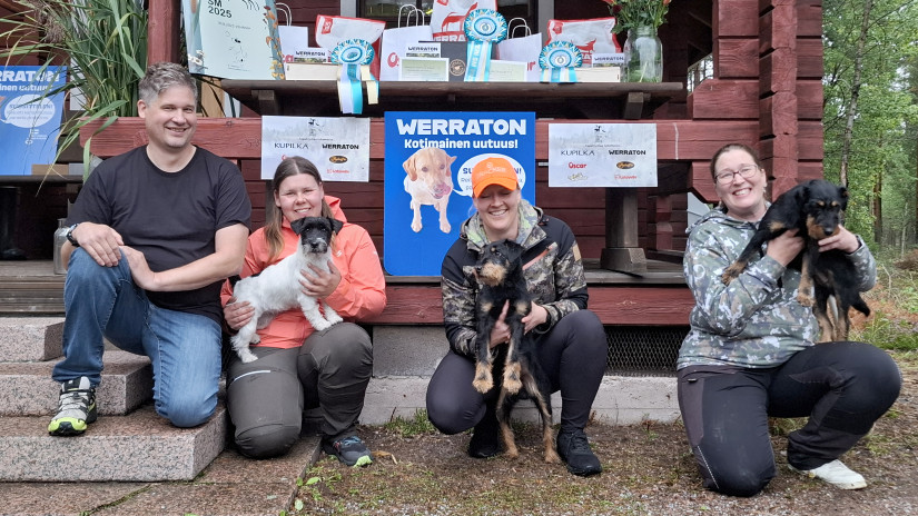 Vesiriistakokeen voittajakolmikko ohjaajineen sekä kisan tuomari.