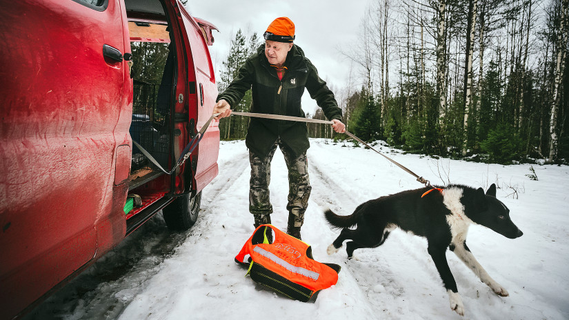 Juhani Voutilainen ja Oki-koira. 