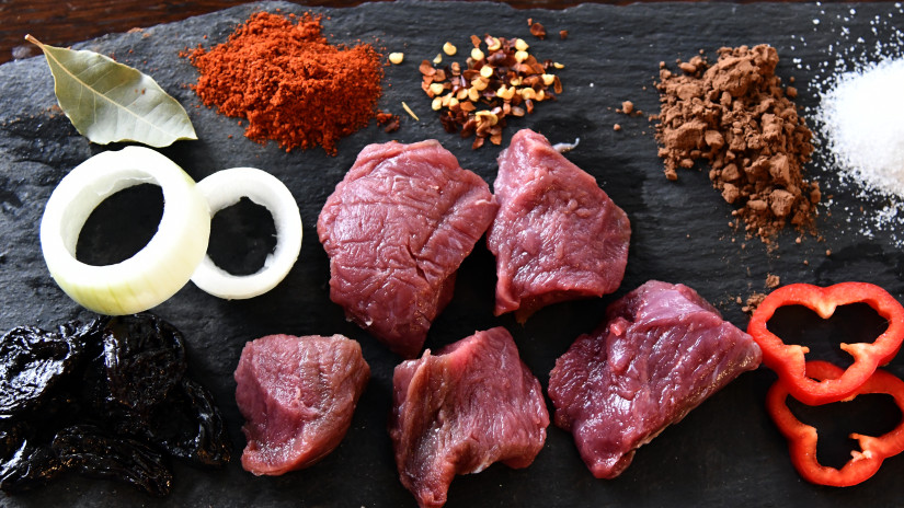 Hirvipadan ainekset.