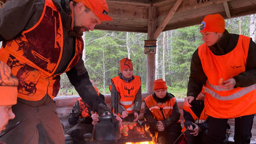 Makkaranpaistoa laavulla.