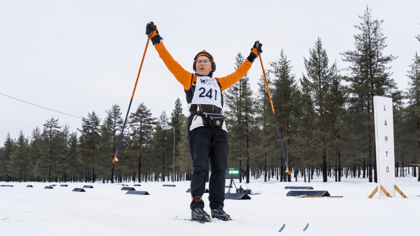 Hirvenhiihtelyn N-sarjassa kilpaillut saapuu maaliin..