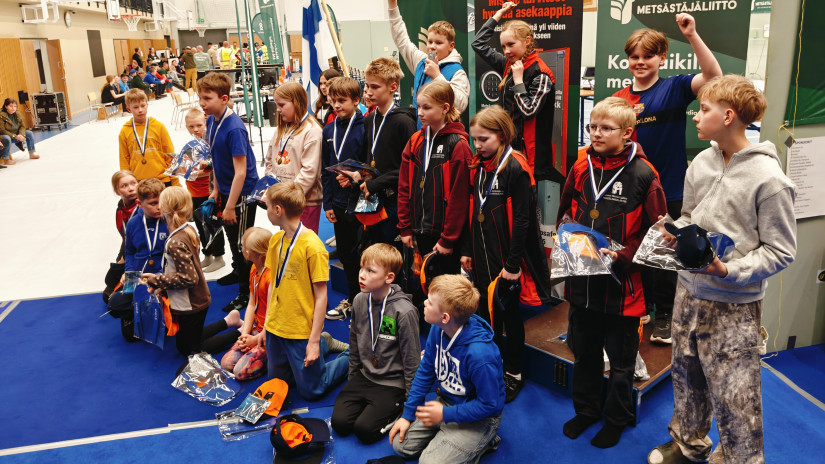 Palkittuja nuoria ilma-asekisailijoita ryhm&auml;kuvassa.