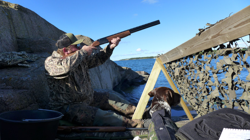 Syyskun alun iltap&auml;iv&auml; ulkosaaristossa. Sami Suominen pudottaa merimetson ja Upi odottaa noutoa.