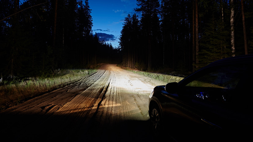 Auto pime&auml;ll&auml; tiell&auml;.