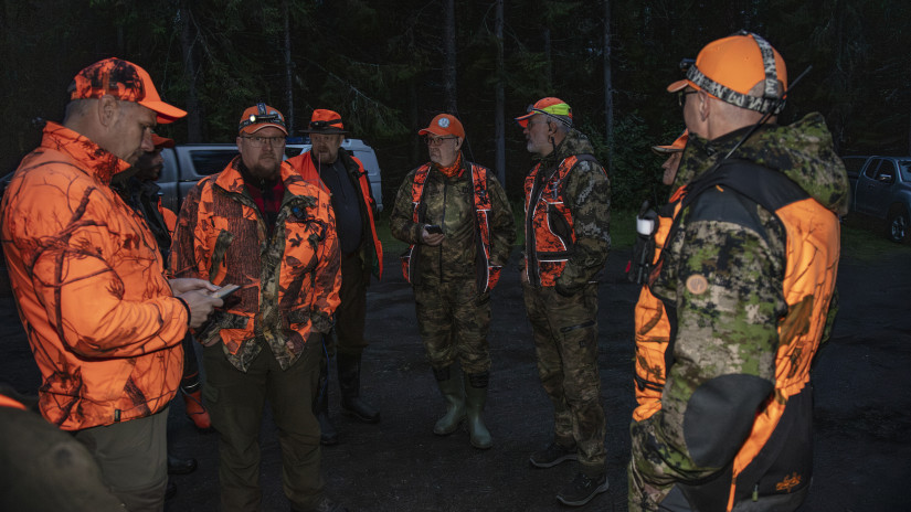 Mets&auml;st&auml;j&auml;t odottamassa.