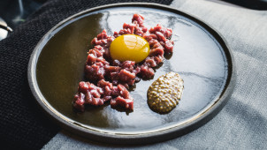 Tartar jakaa mielipiteitä. Keittiöpäällikkö Ari Ruoho suosittelee kuitenkin rohkeasti kokeilemaan!