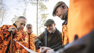 Föreningen jagar huvudsakligen på Erkylä gård marker. Raine Moliis (till vänster), Bent Barner-Rasmussen, Christoffer Wallgren och Christian Hallberg har samlats för att studera en karta över området.