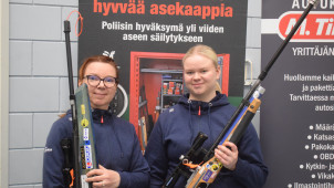 Päivi Usvametsä on kiertänyt kilpailuja yhdessä tyttärensä Ida Heikkilän kanssa.
