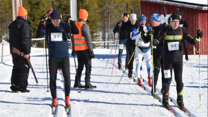 Ladulla lähtövuorossa M50-sarjan viestin kisaajia.