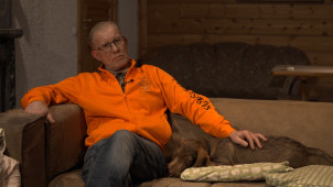 Ari Alinen ja nuori mäyräkoira.