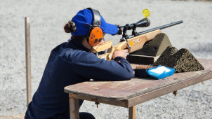 Pinja Järvi ampumassa.