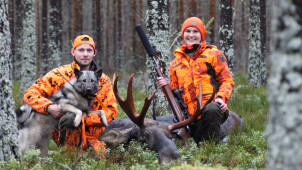 Juho Veikkolainen, Myy-koira ja Kirke Nöps kaadolla.