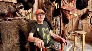 Esko Halme metsästysmuistojen ympäröimänä.