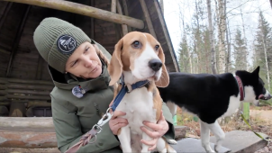 Johanna Liukkonen med hunden Hilma i famnen.