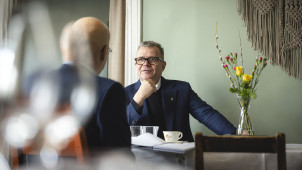P&auml;&auml;ministeri Petteri Orpo toimittajan haastateltavana.