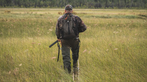 Mets&auml;st&auml;j&auml; sorsastamassa suoksuksilla.