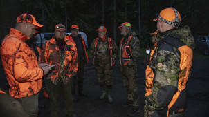 Mets&auml;st&auml;j&auml;t odottamassa.