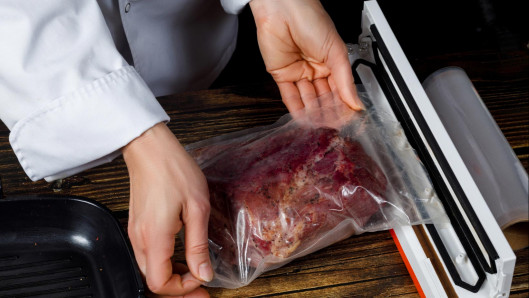Jos tilaa riiputtamiselle ei ole, liha voidaan heti nylkemisen jälkeen paloitella, vakumoida ja siirtää jääkaappiin mureutumaan. Vakumointikoneita on saatavilla monessa eri hintaluokassa.