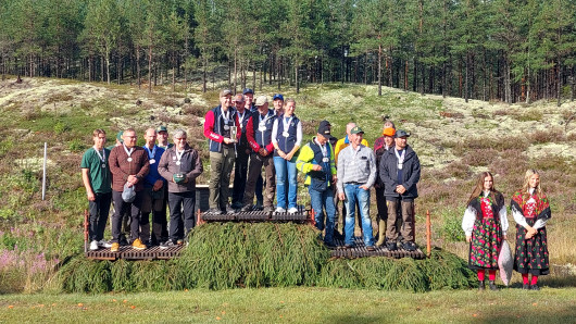 Joukkueet palkintokorokkeilla.