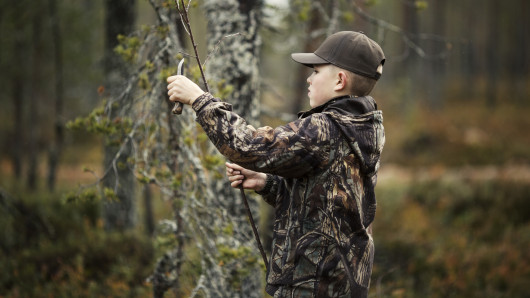 Aikuisen mukana metsällä kulkeminen opettaa lapselle luonnon kiertokulusta, vastuusta ja käytännön taidoista.
