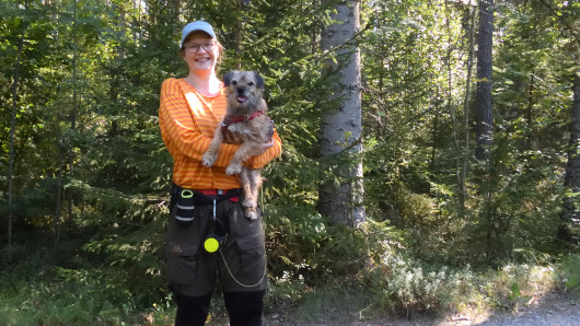 Tutkija Laura Hiisivuori ja Sorja-koira.