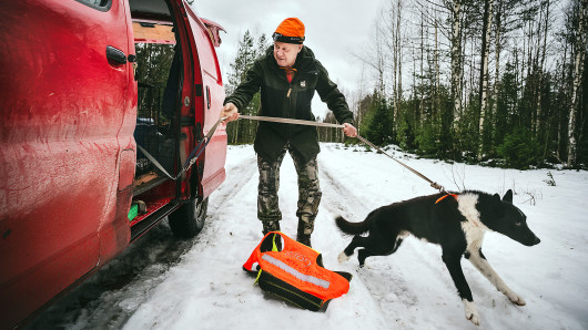 Juhani Voutilainen ja Oki-koira. 