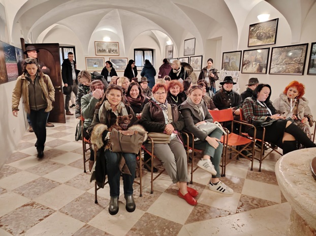 Osallistujat vierailulla metsästysmuseossa.